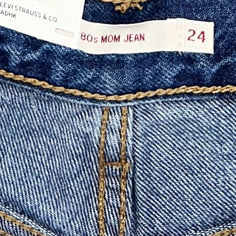 NWT Levi’s 80’s Ripped High Rise Mom Jeans in Boo Boo